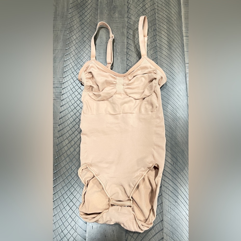 New SKIMS sculpting bodysuit. Size XXS/XS